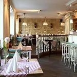 Stadt-gut-hotel Rheinischer Hof فندق