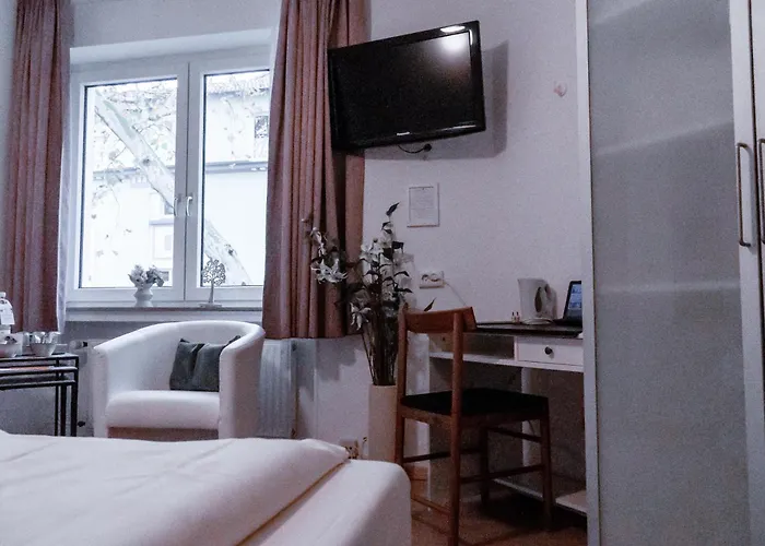 Stadt-gut-hotel Rheinischer Hof 3*